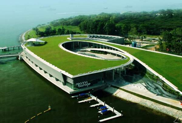 濱海堤壩的外形獨特,好像一個綠色的旋渦。 新加坡